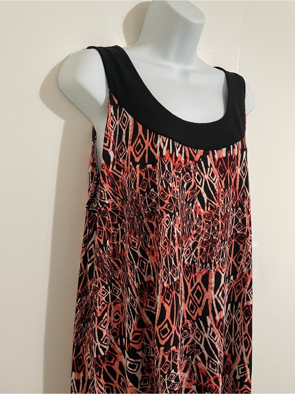 Sleeveless Black and Coral Pattern Maxi Dress